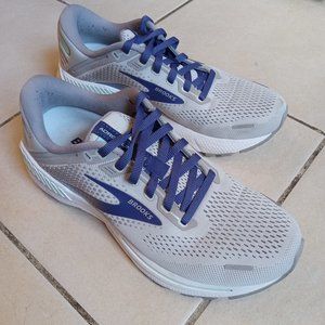 Sold elsewhere: Brooks Adrenaline GTS 22 - Womens Size 8